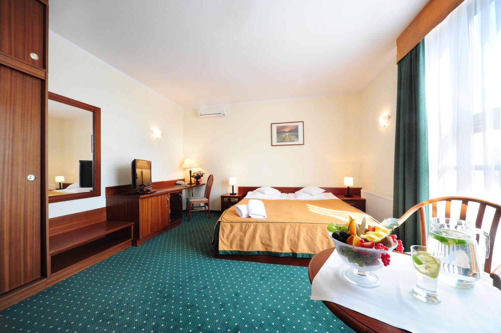 Hotel T&T Познан Екстериор снимка